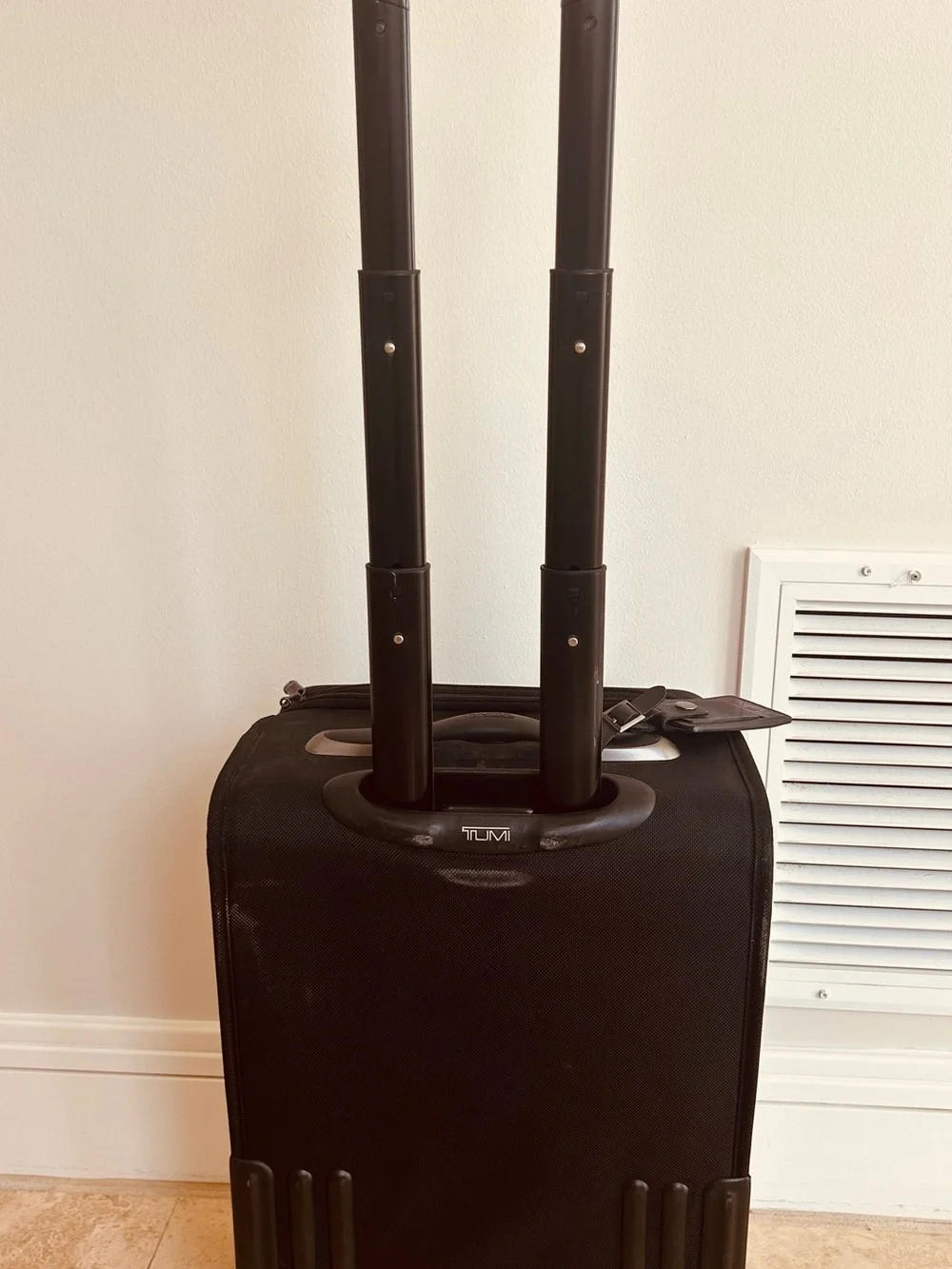TUMI Alpha Int’l 22” Expandable CarryOn Suitcase Black Ballistic Nylon Tracer
